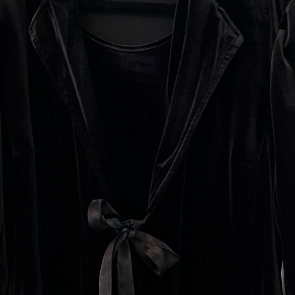 Women’s Black Velour/velvet Top with satin bow in front. Size XL - Picture 3 of 5